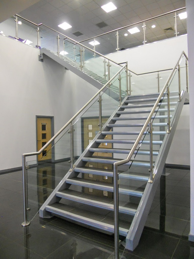 Cầu thang kính inox cao cấp là sản phẩm được đánh giá cao về tính thẩm mỹ và độ bền. Với mẫu mã đa dạng, phong cách hiện đại, cầu thang kính inox đem đến cho khách hàng không gian sống sang trọng và đẳng cấp.